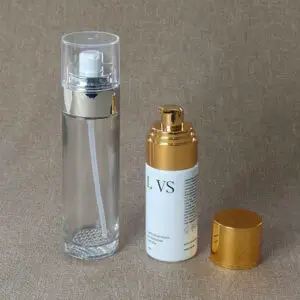 Flat shoulder glass bottles with grid bottom